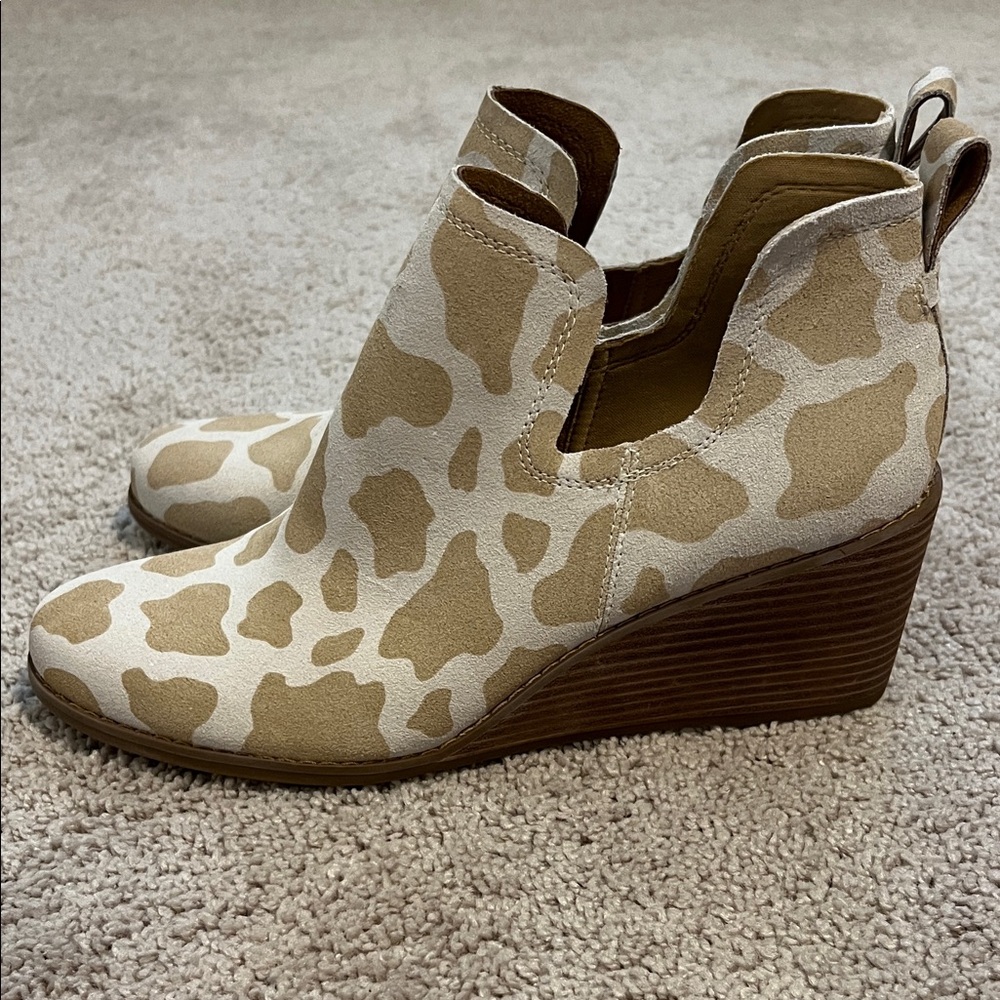 Toms Cream and Tan Wedge Ankle Boots